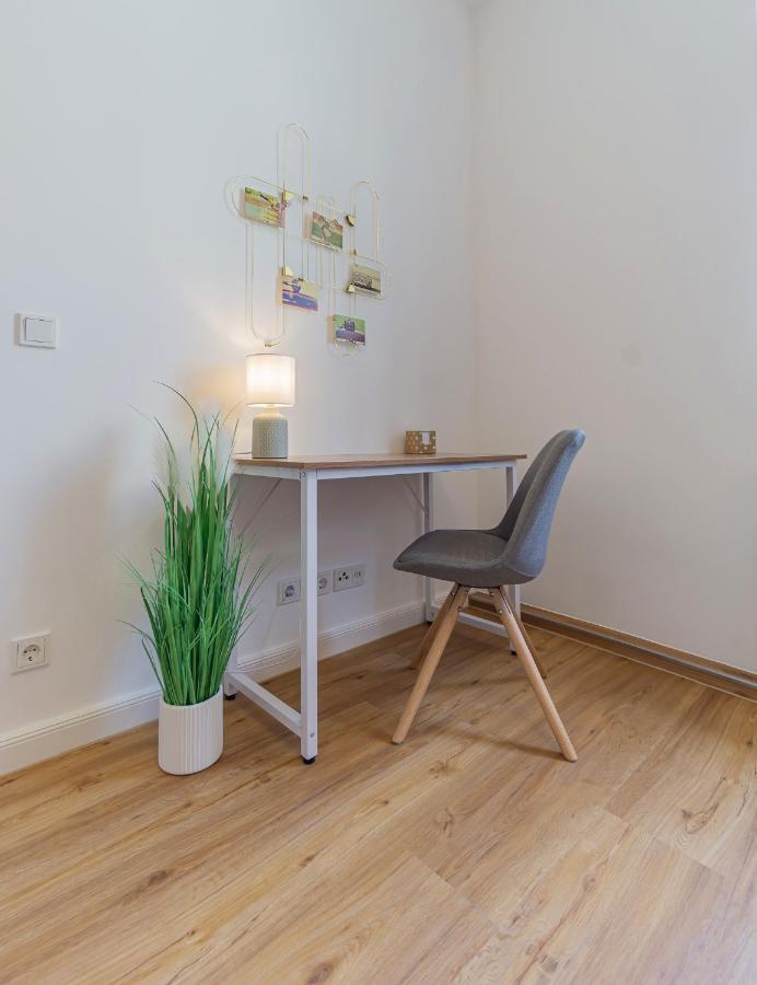Modernes Apartment - Zentral, Ruhig, Wlan, Netflix, Kueche, Schreibtisch, Parkplatz, Waschtrockner Cottbus Exterior photo